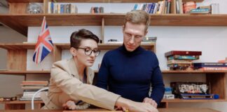 Para grająca w planszówkę w przytulnej bibliotece z książkami