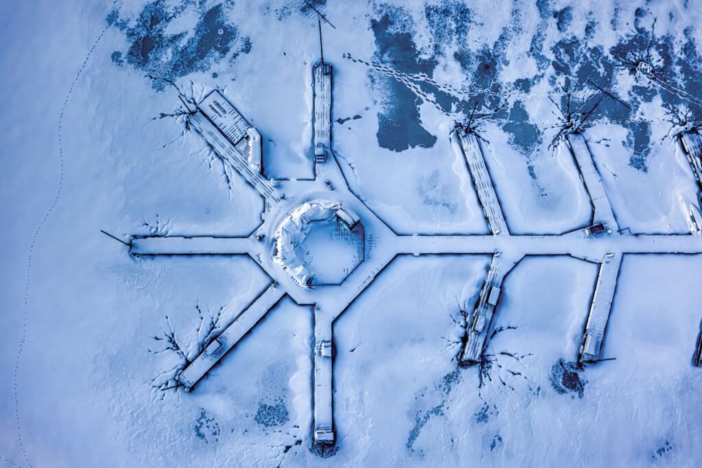 Frostpunk 2 kontra Frostpunk – która część lepiej buduje napięcie i zarządza kryzysem?